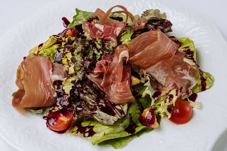 Салат с пармской ветчиной