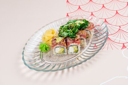 Тунец с авокадо, манго и соусом халапеньо