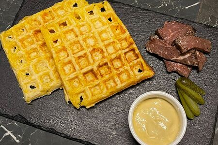 Сырные вафли с ростбифом