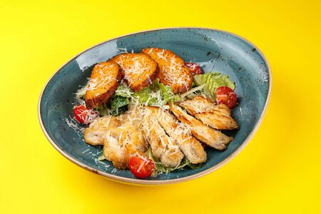 Салат Цезарь с курицей