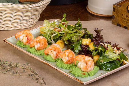 Креветки с гуакамоле и острым ананасом