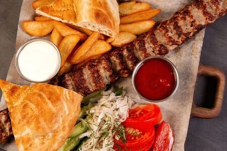 Люля-кебаб из говядины и свинины с гарниром