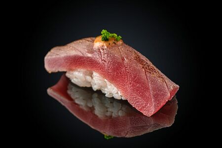 Суши с опаленным тунцом