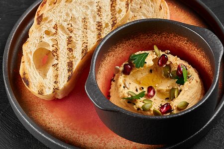 Пхали из баклажана с хрустящими тостами