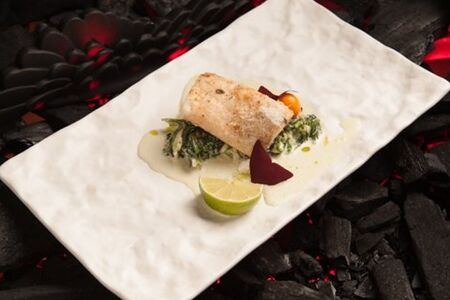 Треска, запеченная с травами на сливочном шпинате