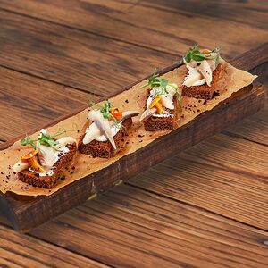 Бородинский хлеб, сельдь и опята