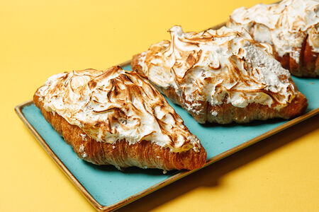 Круассан с кремом маракуйя