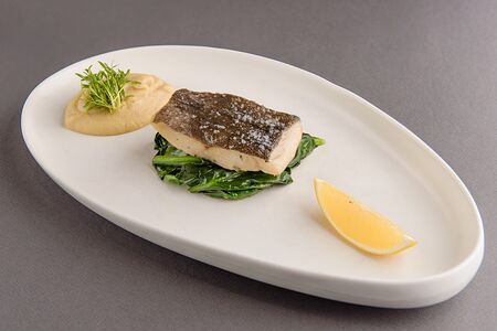 Филе черной трески на шалфее со шпинатом и топинамбуром