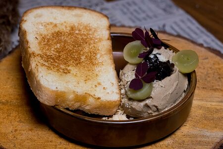 Куриный паштет с теплым хлебом бриошь