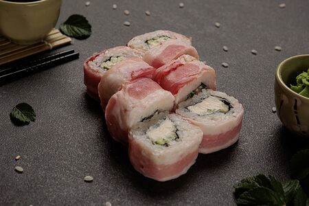 Ролл Филадельфия в беконе