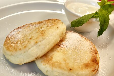 Сырники со сметаной