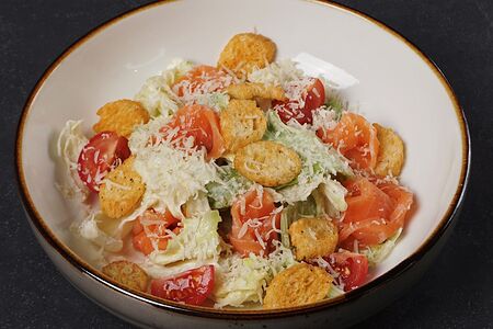 Салат Цезарь с лососем