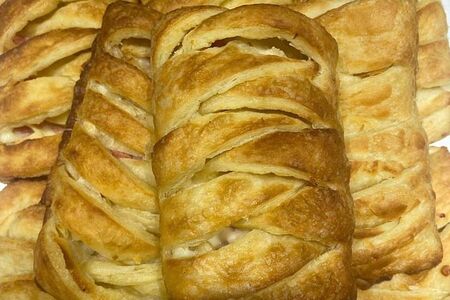 Слойка с ветчиной и сыром