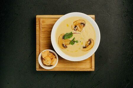 Грибной суп с гренками