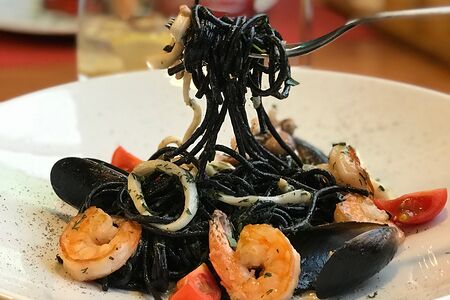 Черная паста с тигровыми креветками