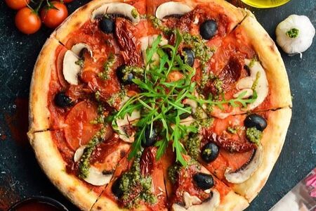 Пицца с вялеными томатами и шампиньонами