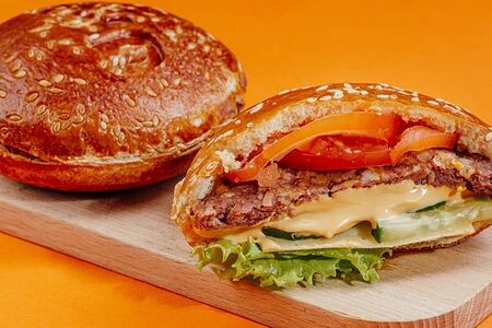 Бургер Ufo с говяжьей котлетой и соусом BBQ