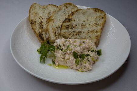 Солёная брынза с тостами