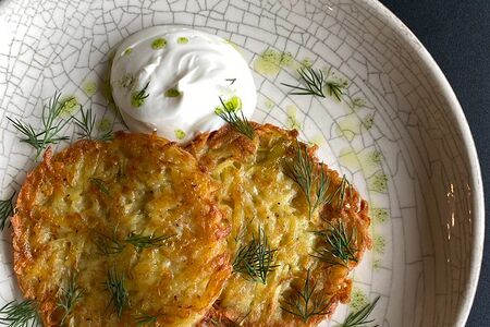 Картофельные драники со сметаной