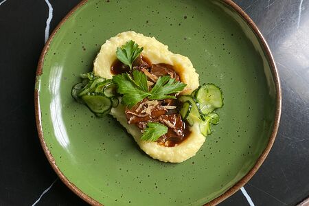 Томлёные щёчки в соусе демиглас