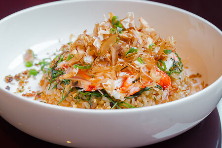 Жареный имбирный рис и краб