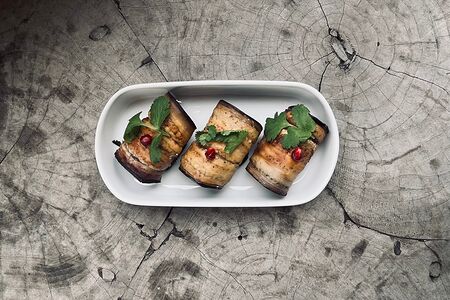Рулеты из баклажанов с орехами