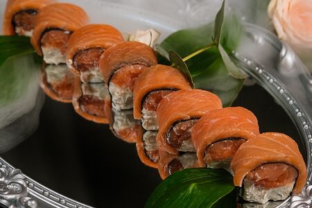 Ролл с лососем и сыром креметте