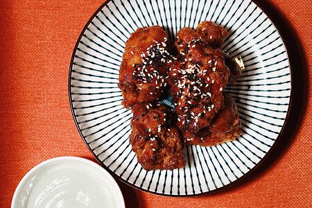 Корейский чикен с мятно-шоколадным соусом