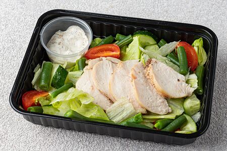 Салат с цыпленком, овощами и соусом Вителло Тоннато