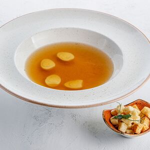 Бульон куриный с перепелиным яйцом