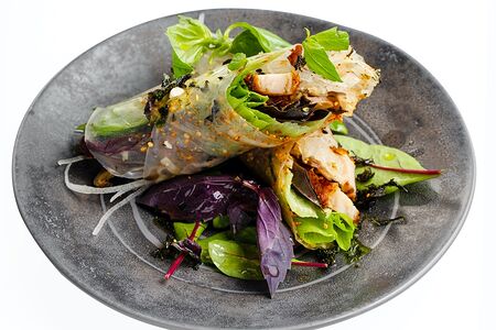 Спринг-роллы с цыплёнком и грибами шиитаки с ореховым соусом