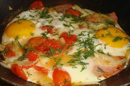 Яичница с ветчиной и помидором