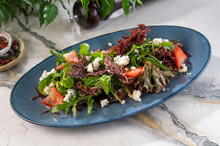 С печенью кролика, клубникой и голубым сыром (Хит)