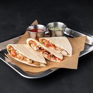 Кесадилья с цыпленком и беконом