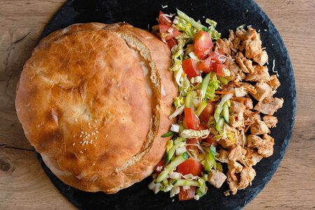 Донар с курицей и салатом