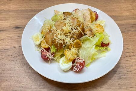Салат Цезарь с курицей