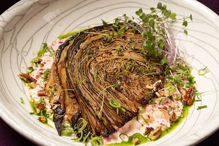 Стейк из капусты с крабом и креветками