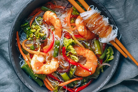 Вок с фунчозой и креветкой