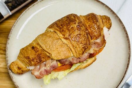 Круассан-сэндвич с индейкой и беконом