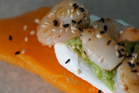 Запеченный батат с креветками