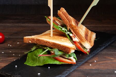 Сэндвич с цыпленком и томатами