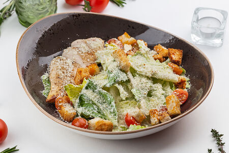 Салат Цезарь с куриной грудкой