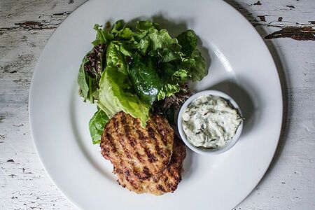 Котлеты из индейки с зеленым салатом