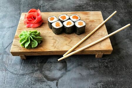 Ролл с лососем