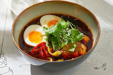 Азиатский суп с домашней лапшой и говядиной