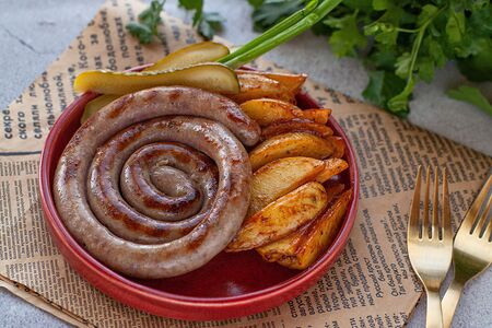 Картофельные дольки в соусе BBQ с куриной колбаской