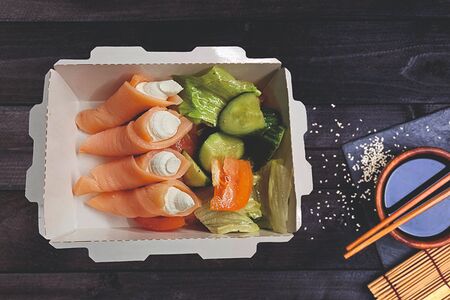 Салат с копченым лососем и сыром Филадельфия