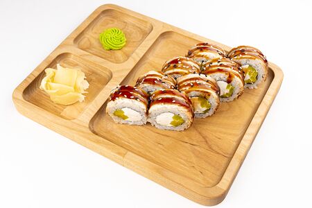 Ролл с угрем и такуаном