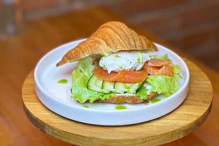 Круассан с форелью и яйцом пашот