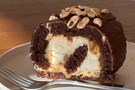 Рулет Сникерс